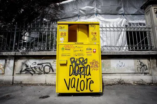 Il cassonetto degli indumenti usati in cui è stata lasciata la neonata