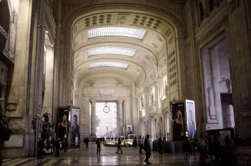 Guasto alla linea elettrica e gravi ritardi in stazione a Milano: cosa è successo