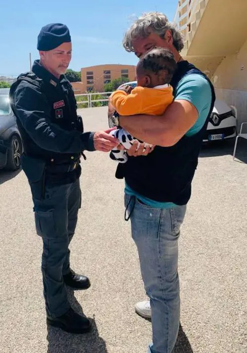 Una bambina di quattro anni annegata nella traversata. Il piccolo Ismail affidato a una dottoressa del 118