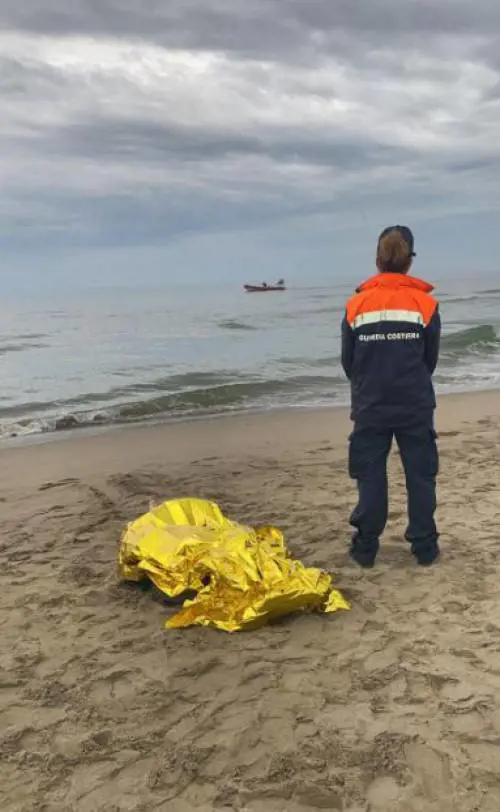 Il cadavere di donna sulla spiaggia: choc a Passoscuro