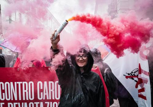 I soliti centri sociali bruciano le bandiere in piazza a Torino