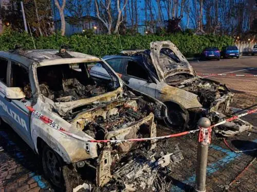 Le due auto della polizia ferroviaria andate a fuoco lo scorso 20 aprile