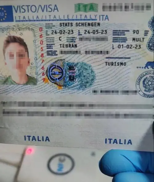 Documenti falsificati e truffe: cosa c'è dietro il business dell'immigrazione