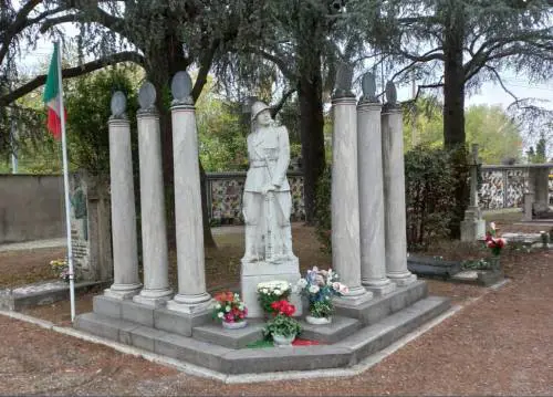 Altro che pacificazione: i compagni sfregiano il monumento dei caduti della Rsi