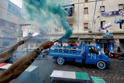 Napoli campione, gli istrici espiatori e la banana di Cattelan. Le parole della settimana