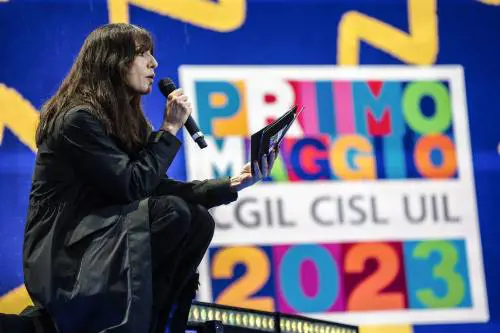 "Striscia...". Ambra lapidata sui social per aver difeso Crosetto