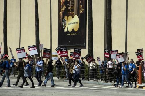 Hollywood, sceneggiatori in sciopero. La fabbrica dei sogni rischia di fermarsi