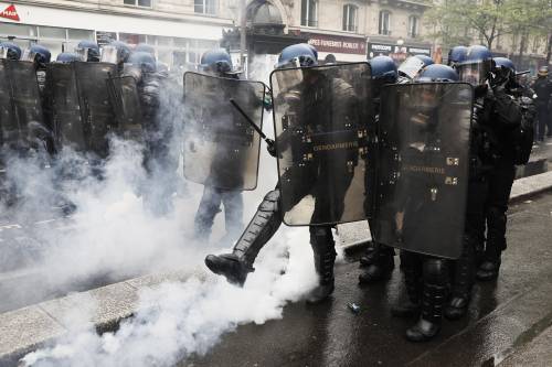 Primo Maggio di sangue. Molotov sulla polizia. A Parigi è guerra civile