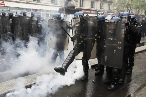 Accuse di grilletto facile. La rivolta dei poliziotti che depongono le armi