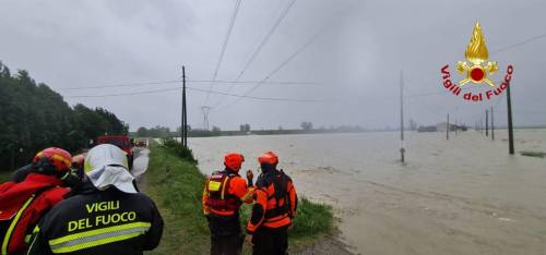 Emilia-Romagna nella morsa del maltempo: esondano i fiumi, uomo travolto in bici 