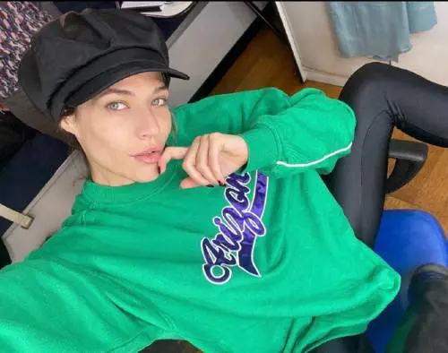 "Buongiorno si può dire o si offende...". Laura Chiatti punge gli hater