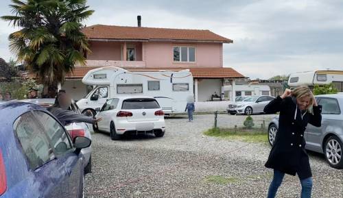 "Vanno fermate con ogni mezzo". Blitz nel campo rom a Milano: 80 identificati 