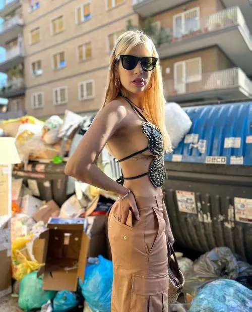 "Sommersa dalla spazzatura". Clizia Incorvaia contro il degrado di Roma