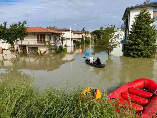 L'Emilia travolta dall'acqua: due morti, danni e paesi isolati