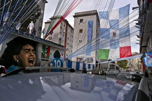 E al cimitero spunta la scritta: "Scusate  il disturbo..."