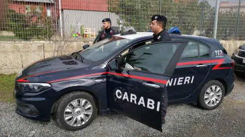 Roma, presa a bastonate dal padre, bimba in lacrime entra a chiedere aiuto in un locale
