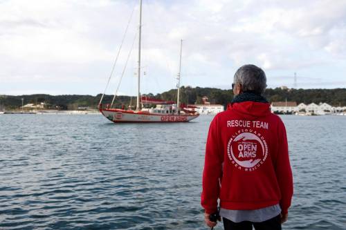 Migranti, ora le Ong usano la "strategia del veliero": così aggirano il decreto