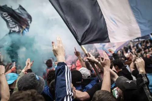 Il Napoli vince lo scudetto e la città impazzisce di gioia