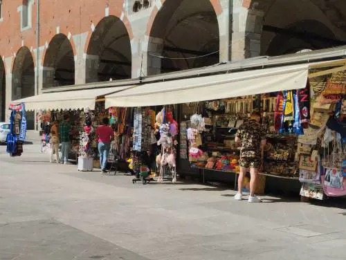 "Io vittima dei vandali a due passi dal Duomo. Il mio chiosco preso d'assalto"