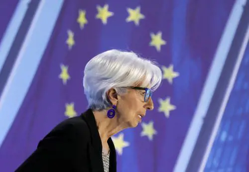 Inflazione in calo al 5,5%, occhi sulla Bce