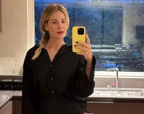 "Copriti quelle gambe storte". Alessia Marcuzzi torna nel mirino degli hater