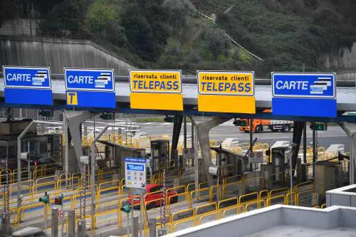 Ferie estive e code in autostrada, cosa preferire tra Telepass, MooneyGo e UnipolMove