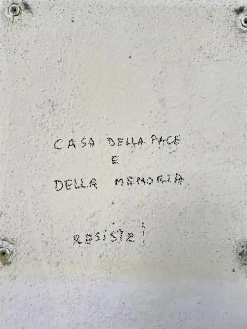 La frase comparsa sulle mura storiche di Lucca