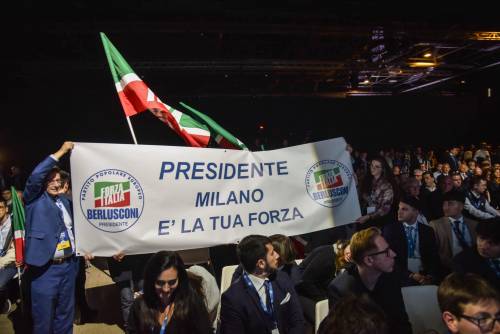 "Ci guida e combatte". Alla convention di Forza Italia standing ovation per Berlusconi