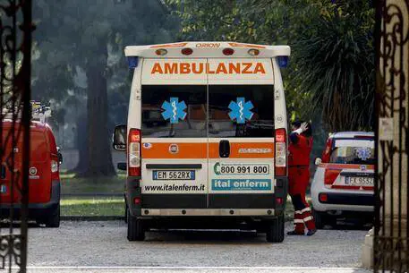 Pulisce la pistola e spara al nipotino di 18 mesi: è grave