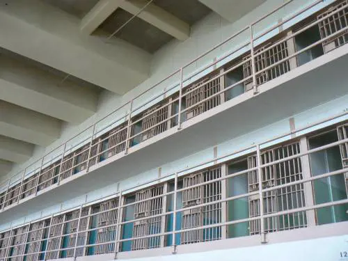 Tanti giovani in carcere. "Difficile dare strumenti di cura e reinserimento"