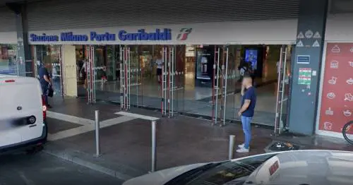 37enne accoltellato sul treno durante una rapina: torna la paura a Milano