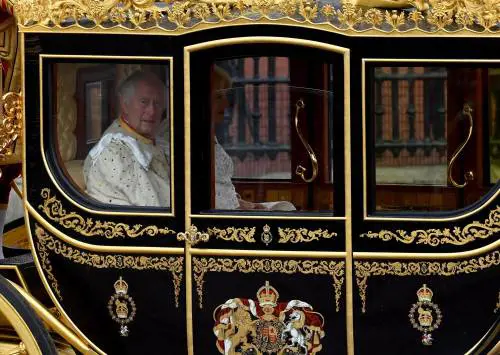 "Io sono qui per servire non per essere servito". Carlo III è re d'Inghilterra (e Camilla corona il sogno)