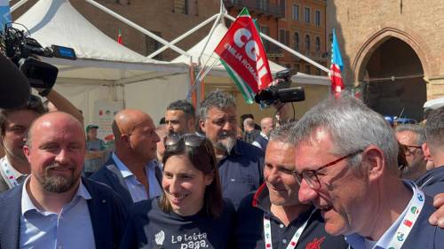 "Vattene". La rivolta della piazza sindacale contro Schlein a Bologna