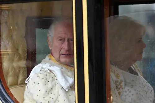 "No comment". Il silenzio di Carlo sull'incidente di Harry e Meghan