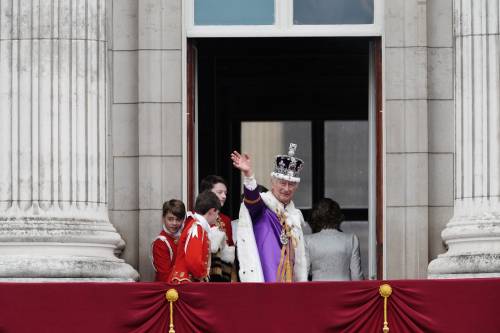 Tutta (o quasi) la famiglia reale felice sul balcone: manca Harry