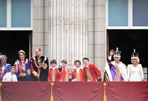 "Rischia l’estinzione". Carlo e il grande rischio della "monarchia snella"