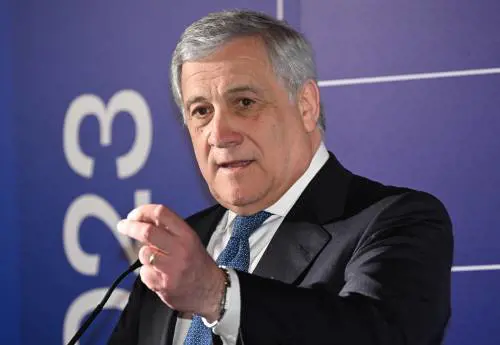 "Lavora per la pace". L'ultimo sms di Berlusconi a Tajani