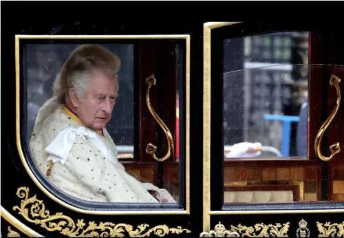 "Sempre in ritardo", così Re Carlo bacchetta William e Kate