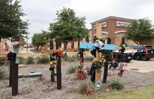 Texas, neonazista spara e fa 8 morti al market. Poi un Suv sui migranti