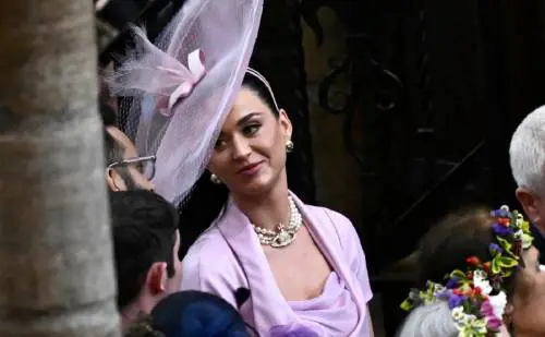 "Tranquilli, ho trovato il posto". Cosa ha fatto Katy Perry all'incoronazione di re Carlo