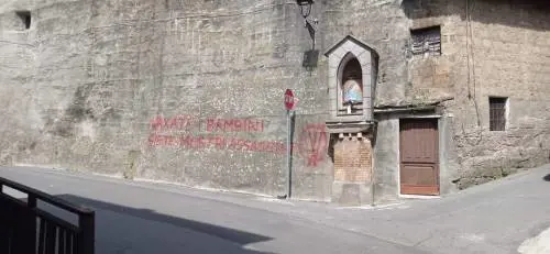 La frase dipinta dai no vax