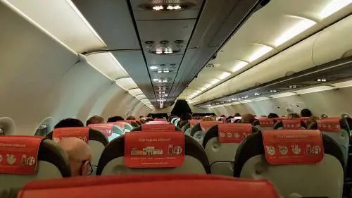 "Erano ubriachi e fumavano". Il volo per Tenerife diventa un incubo