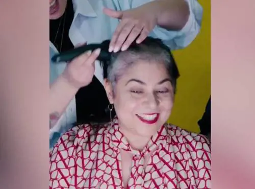 "È caduto il primo ciuffo". Michela Murgia si fa rasare i capelli