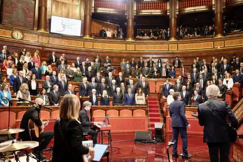 Barricate a sinistra sulle riforme. Ma il centrodestra: "Se saranno solo no avanti anche soli"