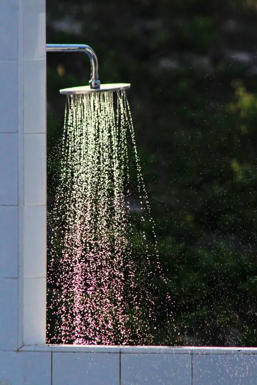 Pelle secca e capelli rovinati: i rischi delle docce troppo calde