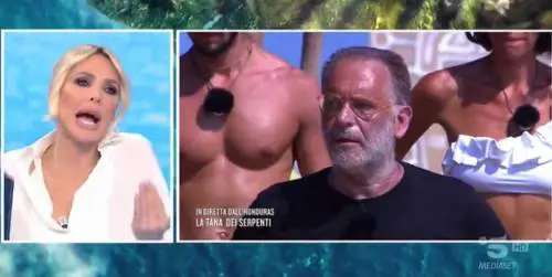 Caos all'Isola dei Famosi, Cecchi Paone perde la testa: "O così o me ne vado". La Blasi lo asfalta