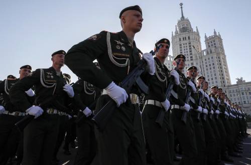 Celebrazioni parallele: Putin mostra i muscoli, la Von der Leyen vola a Kiev