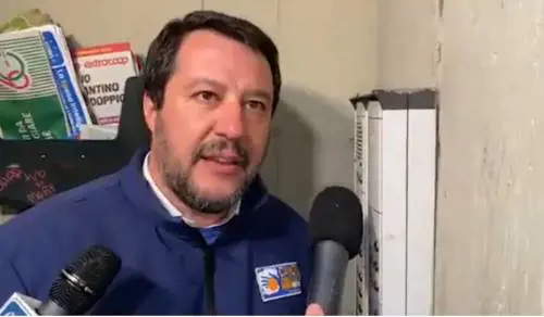 Salvini linciato per la citofonata: ora tutta la famiglia è stata condannata per droga