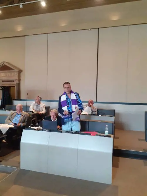 Il consigliere di Italexit con le sciarpe di Fiorentina e Napoli, in consiglio comunale