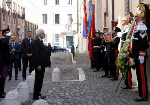 Mattarella onora le vittime. "Troppo spazio ai terroristi"